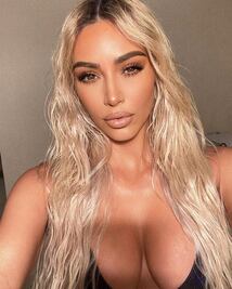 Kim Kardashian posa junto a su Maybach S650 cromado en bikini blanco
