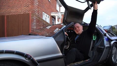 El hombre que posee un DeLorean de la cinta Volver al Futuro