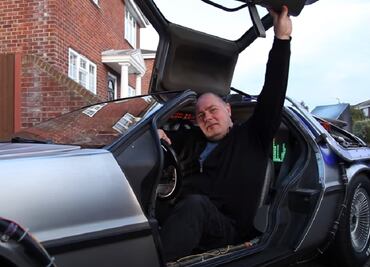 El hombre que posee un DeLorean de la cinta Volver al Futuro