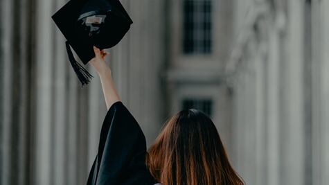 Estudiante es sorprendida en su ceremonia de graduación con este particular regalo