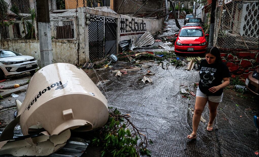 Una mujer pasa por una calle afectada por el paso del huracán Otis en Acapulco, Guerrero. Foto: EFE