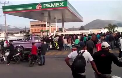 Video. Reparten gasolina en Acolman en protesta por gasolinazo