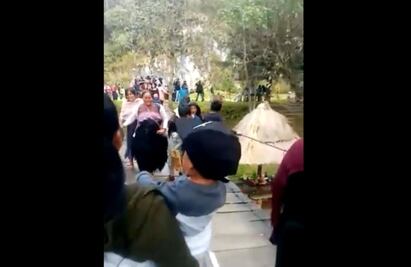 VIDEO: Colapsa puente colgante y caen varias personas en parque de San Cristóbal de las Casas