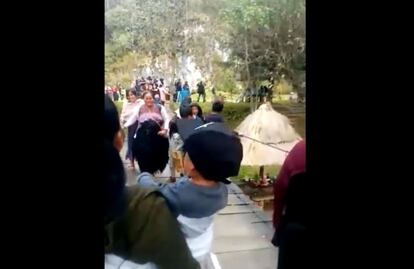 VIDEO: Colapsa puente colgante y caen varias personas en parque de San Cristóbal de las Casas