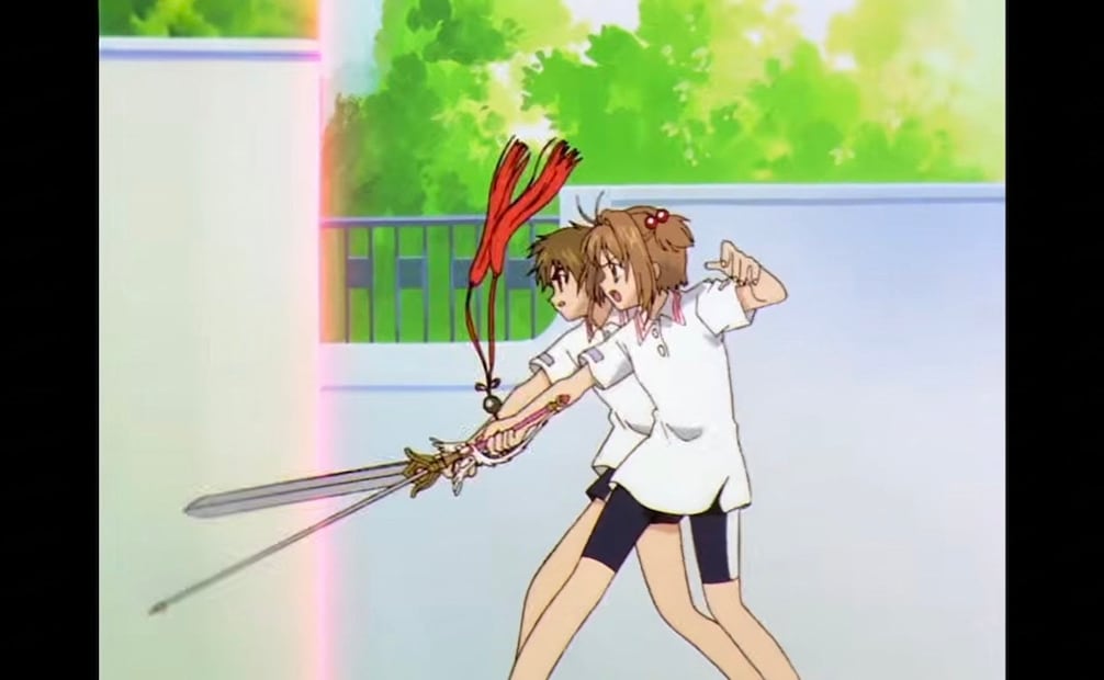Sakura Kinomoto no depende sólo de la magia, pues capturar a las cartas mágicas muchas veces la lleva a arriesgarse en escenas de acción donde pone en práctica su agilidad. Captura de pantalla.