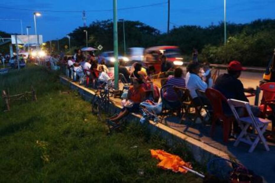 Se forman un día entero para el pago de Empleo Temporal en Juchitán