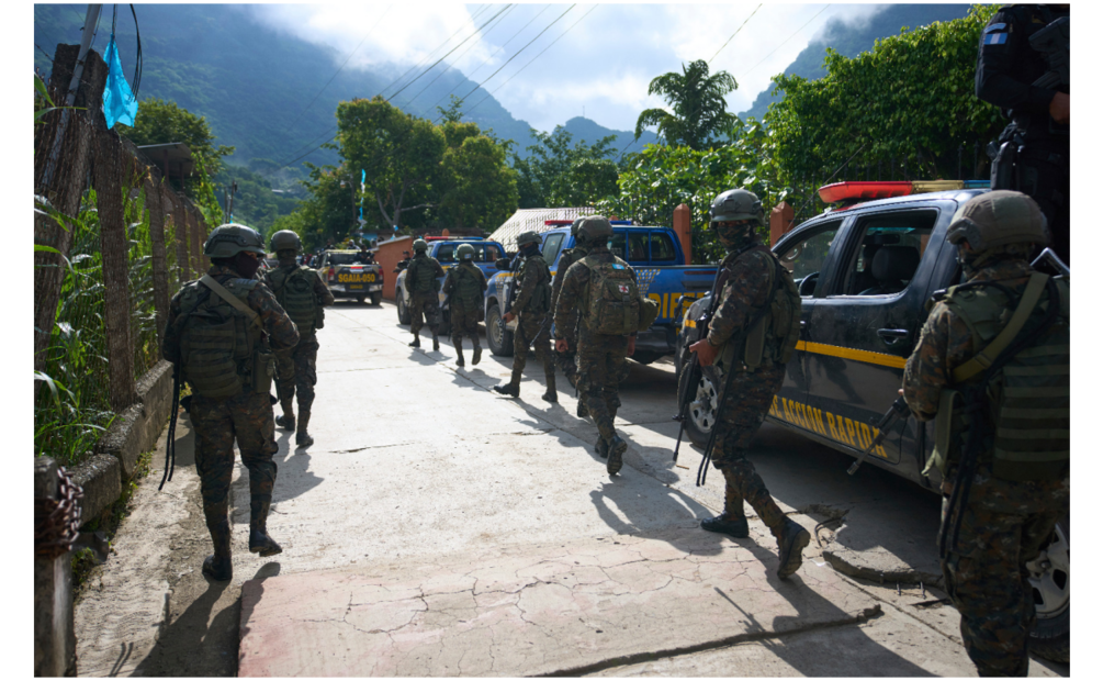 Soldados participan en una operación contra presuntos narcotraficantes en La Mesilla, Guatemala, cerca de la frontera con México, el miércoles 30 de julio de 2025. (Foto AP/Moises Castillo)