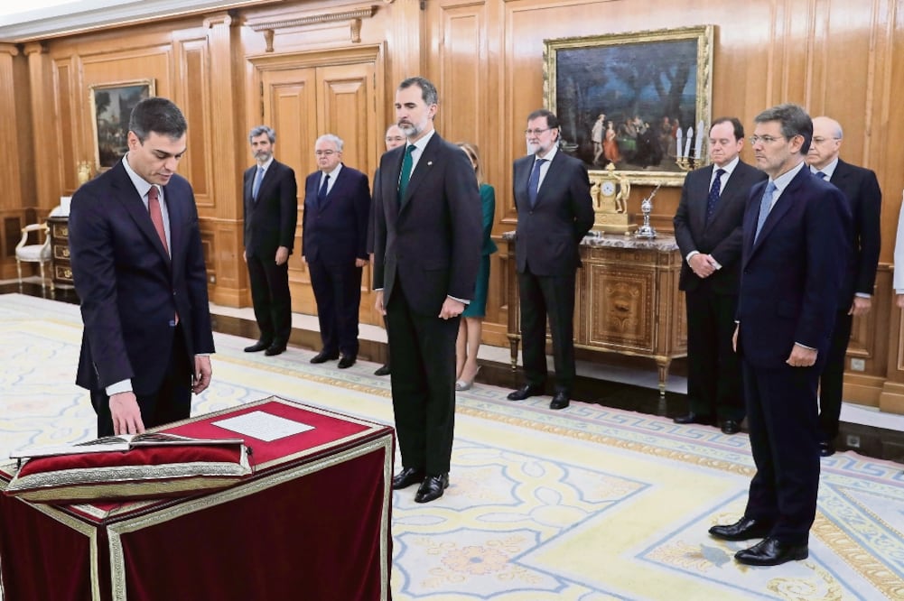 Pedro Sánchez juró el cargo de presidente del gobierno español ante el rey Felipe VI; en la ceremonia estuvo presente Mariano Rajoy. Por primera vez en la democracia, la juramentación se hizo ante la Constitución, pero no ante la biblia y un crucifijo.EFE
