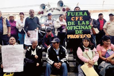 Reclaman vecinos en Profeco cobros de CFE
