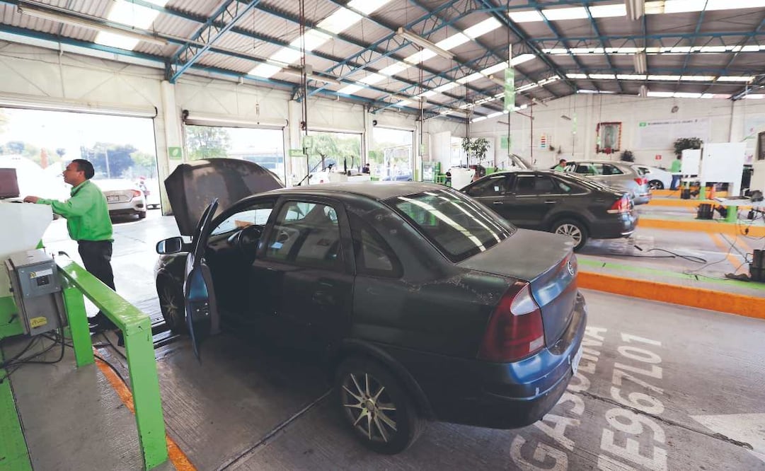 No pagues multas, en junio los autos con engomado azul deben verificar. Imagen: Archivo El Universal