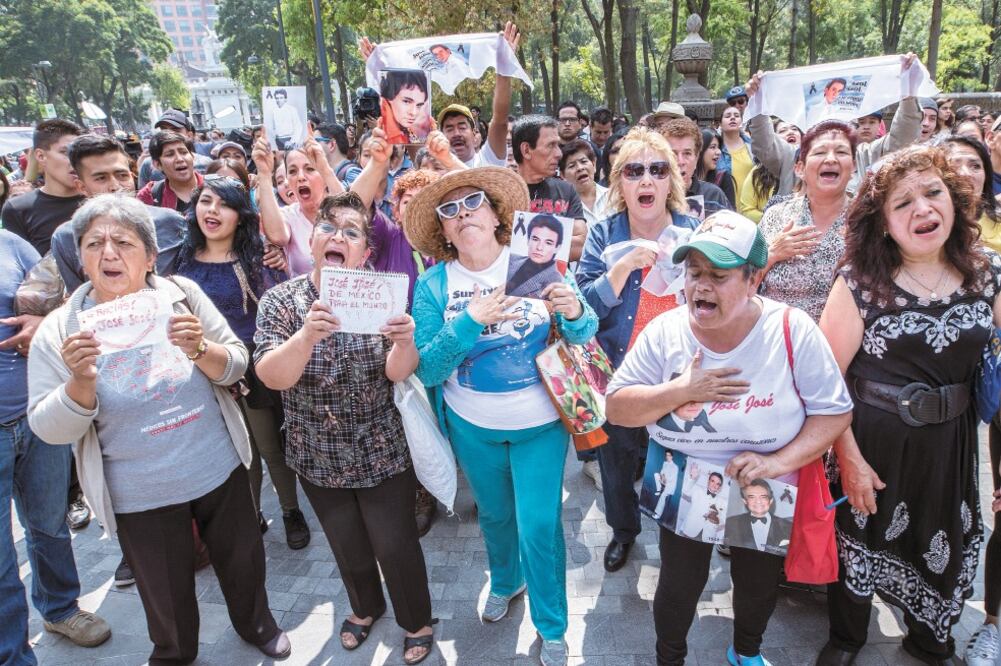 Las seguidoras del cantante coreaban temas como: “El triste”, “Al m o h ad a” y “40 y 20”. Fotos: SERGIO TAPIA. EL UNIVERSAL