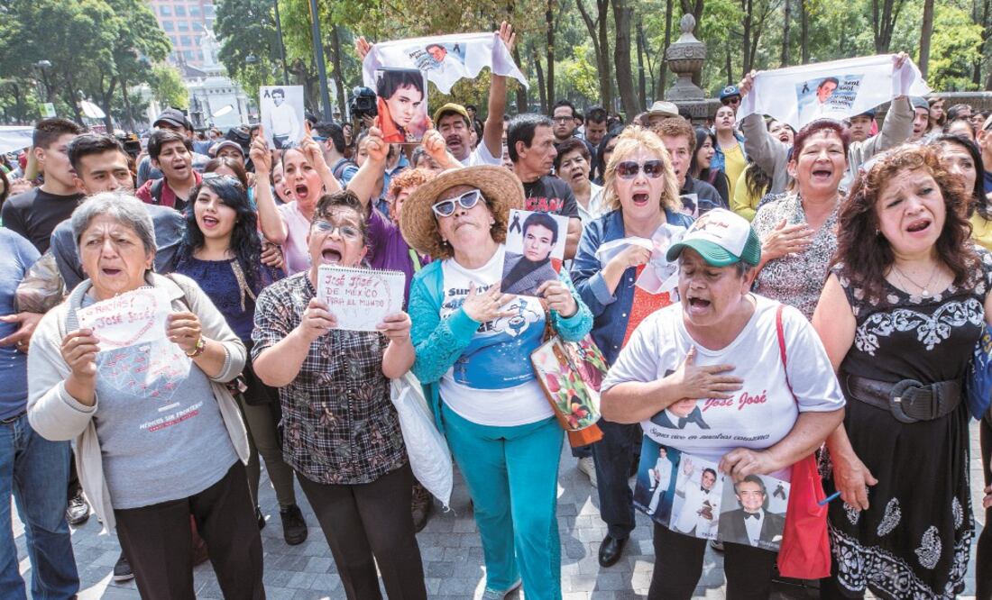 Las seguidoras del cantante coreaban temas como: “El triste”, “Al m o h ad a” y “40 y 20”. Fotos: SERGIO TAPIA. EL UNIVERSAL