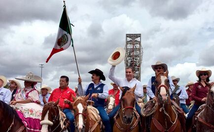 Participa Moreno Valle en cabalgata villista