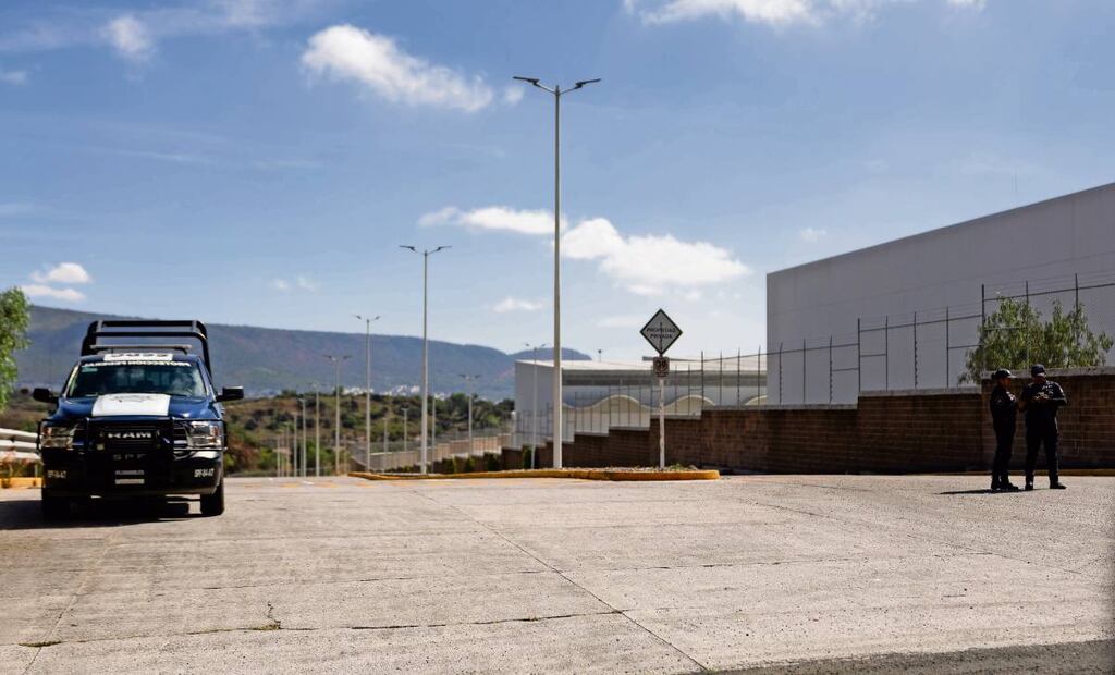 Ya casi nadie trabaja en la Megafarmacia, despidieron a casi todos y se ven pocos camiones, dice Antonio, chofer de combi. Foto: Hugo Salvador / EL UNIVERSAL