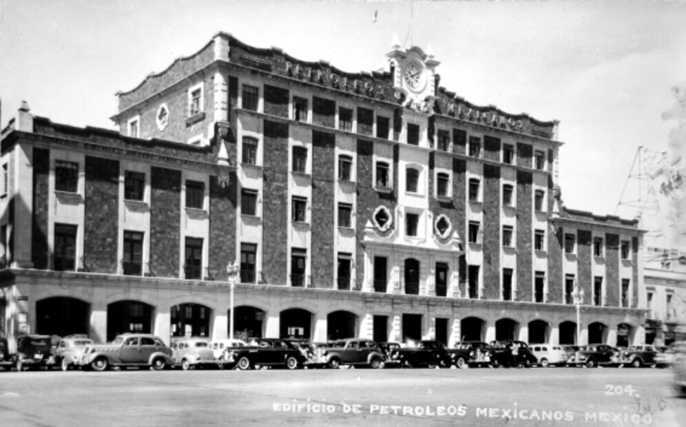 La sede PEMEX en los años 40 estaba sobre Avenida Juárez, al principio era de tezontle y luego se remodeló. Finalmente fue demolido. Foto: Colección Carlos Villasana/ Especial. 