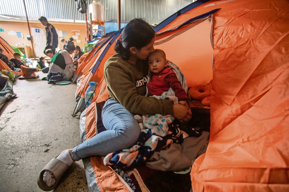 Daniela llegó a Tijuana en abril de 2023; tenía seis meses de embarazo. Hoy, con un hijo de medio año, iniciará su proceso de asilo en EU. Foto: Aimee Melo | El Universal