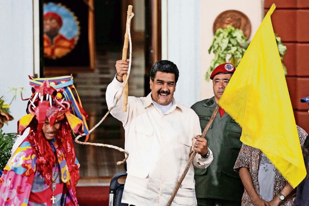 El presidente venezolano, Nicolás Maduro ( centro), durante un mitin ayer con simpatizantes de ascendencia africana, en el Palacio de Miraflores, en Caracas (CARLOS GARCIA RAWLINS. REUTERS)