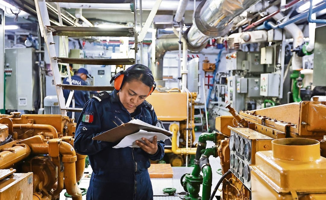 La cabo Karina Gil Velázquez es la primera mujer del área de máquinas del buque Cuauhtémoc, donde trabajan con calor y ruidos intensos. (11/03/2025) Foto: Berenice Fregoso | El Universal