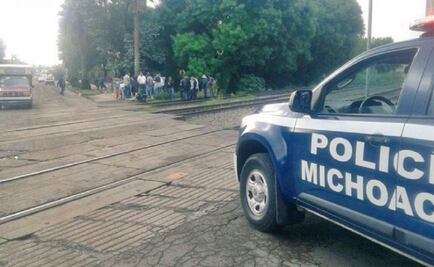 Teachers block rail tracks in Michoacán