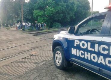 Teachers block rail tracks in Michoacán