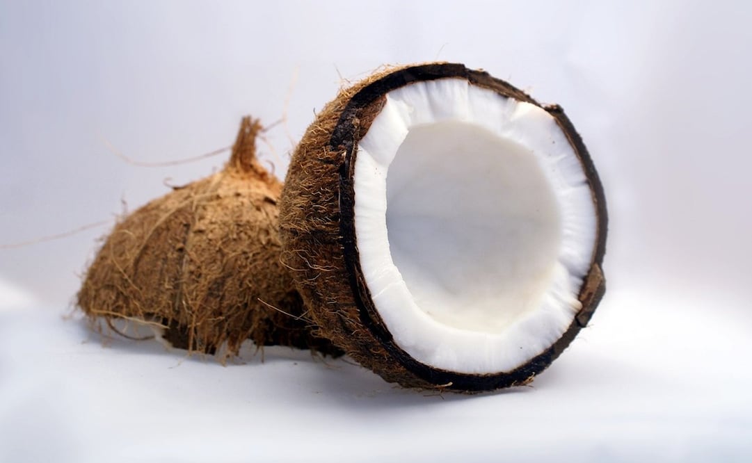 El agua de coco ayuda a reponer minerales y a hidratar el cuerpo. Foto: Pixabay