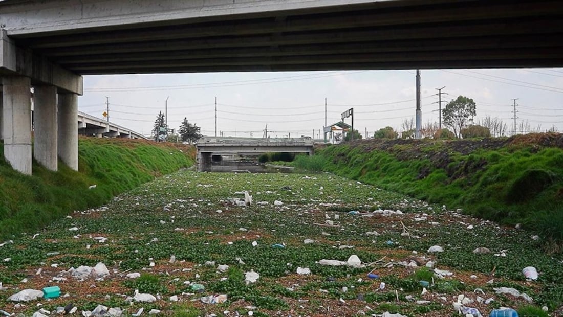 Un tramo del río Lerma a la altura del kilómetro 15 de la autopista Toluca-México. Foto: Ulises Martínez