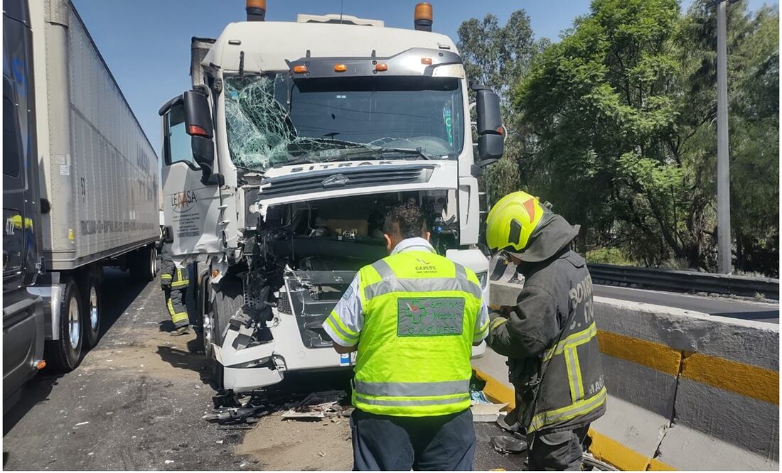 El accidente ocurrió en la incorporación entre ambas vialidades, ubicada a la altura de la colonia La Quebrada, en dirección norte. Foto: Especial