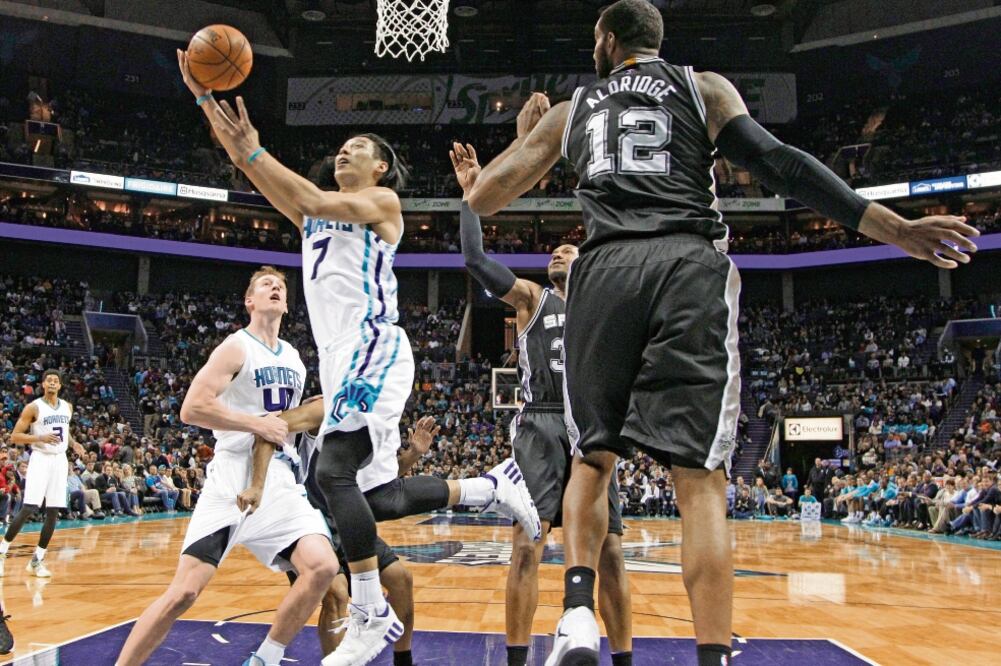 Jeremy Lin (7) concretó 29 puntos, siete rebotes y dos asistencias. (AP)