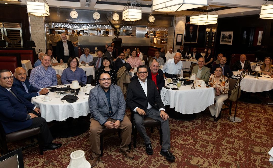 García Soto se tomó la foto del recuerdo junto a los asistentes. | Foto: Hugo Salvador.