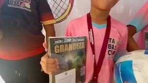 Gobierno de Tabasco premia a niños con libros de AMLO en torneo de futbol; desata indignación en redes sociales