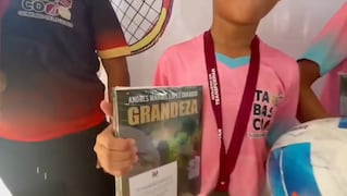 Gobierno de Tabasco premia a niños con libros de AMLO en torneo de futbol. (Foto: especial)