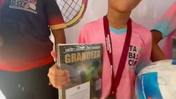 Gobierno de Tabasco premia a niños con libros de AMLO en torneo de futbol; desata indignación en redes sociales