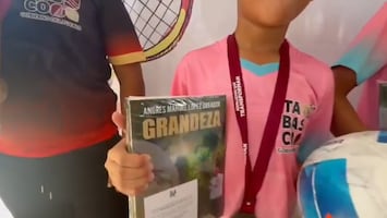 Gobierno de Tabasco premia a niños con libros de AMLO en torneo de futbol; desata indignación en redes sociales