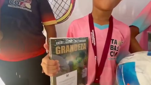 Gobierno de Tabasco premia a niños con libros de AMLO en torneo de futbol; desata indignación en redes sociales