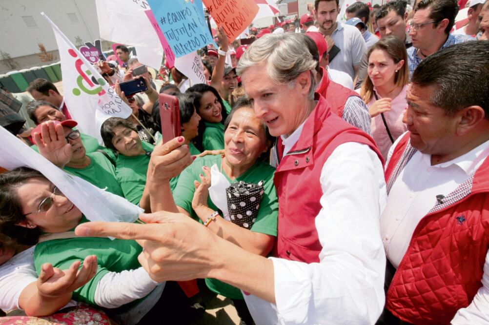 El candidato priísta pintó de rojo y verde los eventos en Teoloyucan y Tultitlán, respectivamente, en la primer localidad reunió a 3 mil personas y en la segunda a más de 6 mil (JORGE ALVARADO. EL UNIVERSAL)