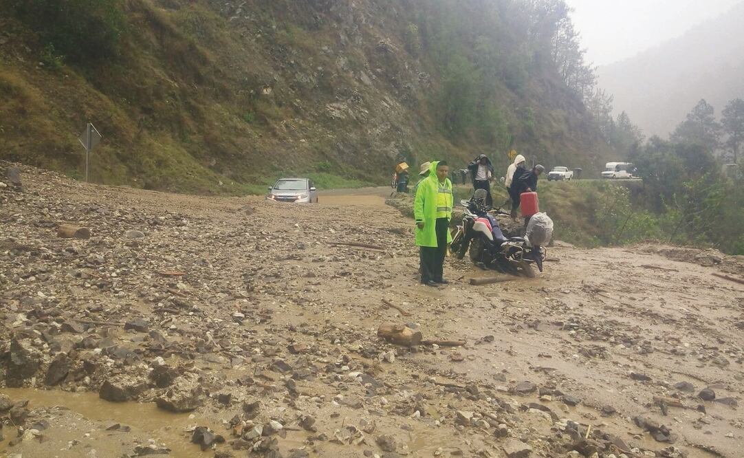 La tormenta tropical Beatriz también causó los primeros daños en la red carretera de la Costa oaxaqueña, así como derrumbes de cerros. (CORTESÍA)