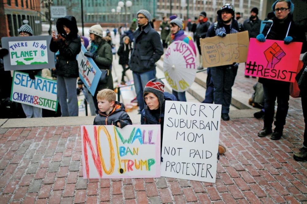 Jackie Pawlowski y su hija de ocho años participaron ayer en una manifestación en favor de los derechos de la comunidad gay y contra la orden ejecutiva en materia de migración impulsada en la ciudad de Boston, Massachusetts (BRIAN SNYDER. REUTERS)