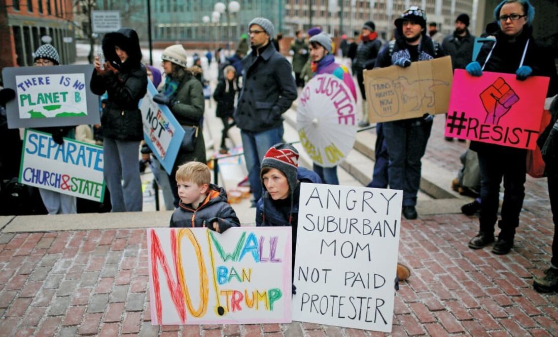 Jackie Pawlowski y su hija de ocho años participaron ayer en una manifestación en favor de los derechos de la comunidad gay y contra la orden ejecutiva en materia de migración impulsada en la ciudad de Boston, Massachusetts (BRIAN SNYDER. REUTERS)