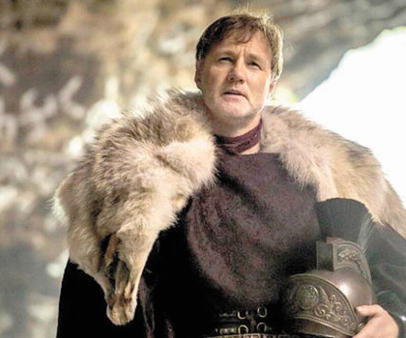 En la serie el militar romano ambiciona más poder; al actor inglés le gustaría que hoy hubiera paz. Foto: CORTESÍA