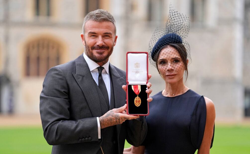 Sir David Beckham, con su esposa Lady Victoria, tras recibir el título de caballero en una ceremonia en el Castillo de Windsor en Berkshire, Inglaterra, el martes 4 de noviembre de 2025. Foto: AP
