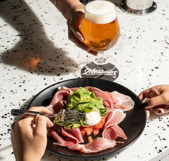 Morenos Tap Room Escandón preparó una propuesta especial para quienes disfrutan reunirse a ver los partidos acompañados de cerveza artesanal. Foto: cortesía Morenos Tap Room Escandón