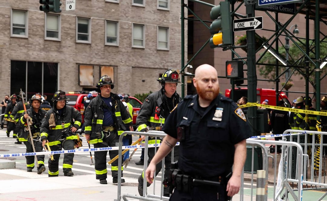 Bomberos del Departamento de Bomberos de la Ciudad de Nueva York (NYFD) acuden a un edificio evacuado en el distrito de Manhattan, en la ciudad de Nueva York, el 7 de julio de 2026. Los servicios de emergencia evacuaron una concurrida manzana de Manhattan durante la hora punta de la mañana del martes después de que las columnas estructurales de un rascacielos en construcción cedieran, según informaron los bomberos. Foto: AFP