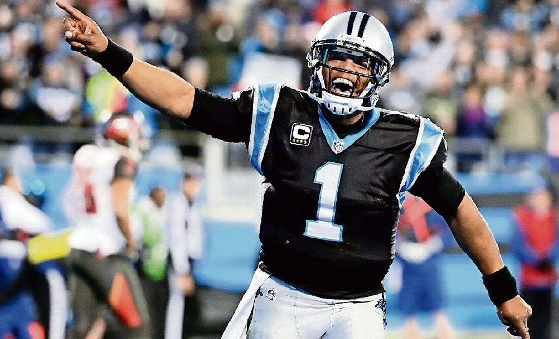 Cam Newton se convirtió en el primer quarterback en lanzar 35 pases de anotación y correr para 10 más (JEREMY BREVARD. USA TODAY SPORTS)