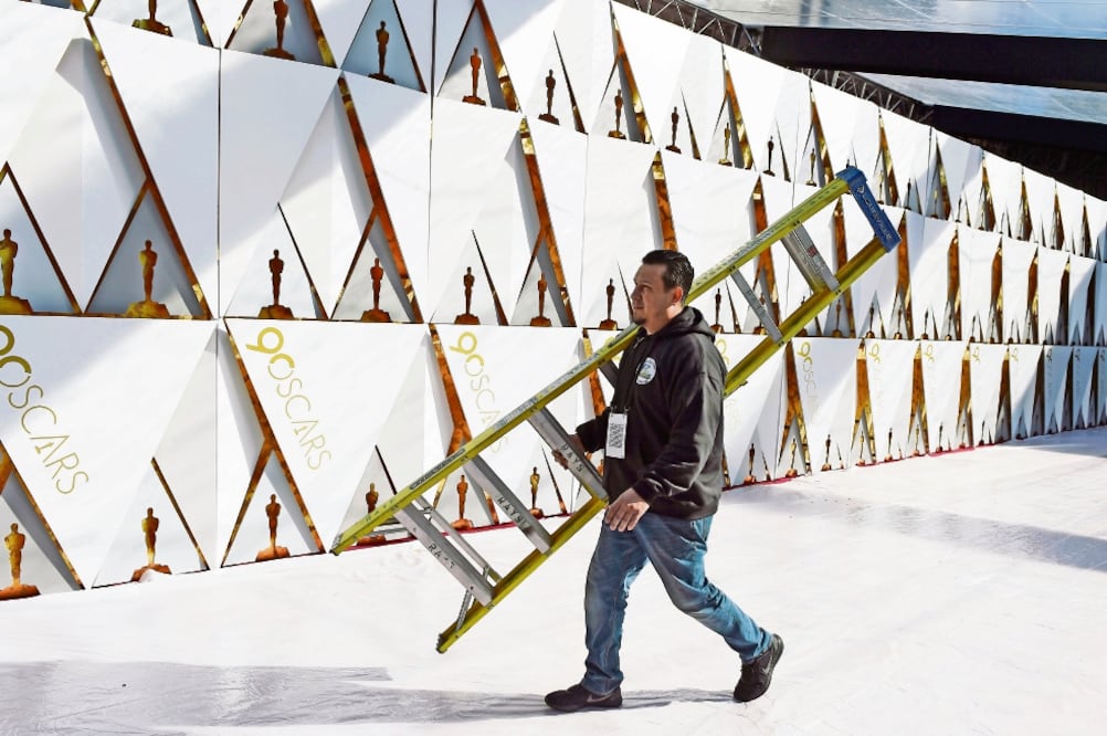 Afuera del Teatro Dolby continúan los preparativos para este domingo. (CHRIS PIZZELLO. AP)
