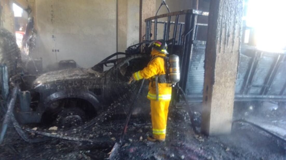 Se registra fuerte incendio en bodega de plásticos en zona centro de Puebla