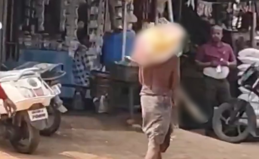 Jitu Munda, miembro de una tribu del estado de Odisha, en el este de India, acudió el lunes a una sucursal bancaria para sacar dinero de la cuenta de su hermana fallecida. Foto: Tomada de Video