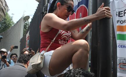 Gritos, bloqueos e intentos de portazo; así protestaron estudiantes fuera de la sede alterna a la Cámara de Diputados