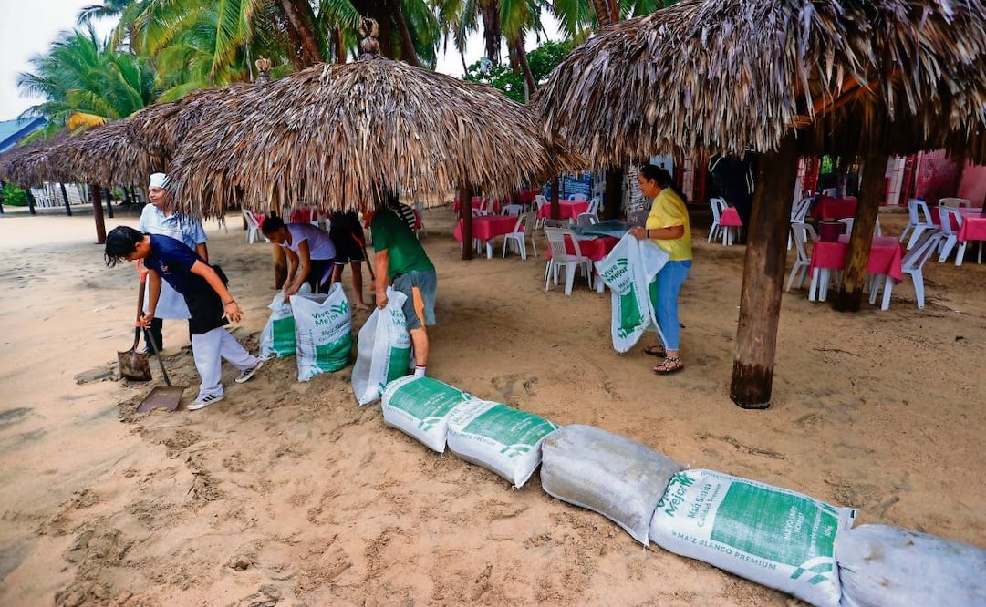 Habitantes de Acapulco se preparan ante un posible oleaje de hasta cinco metros de altura, según información del Servicio Meteorólógico Nacional. Foto: David Guzmán / EFE