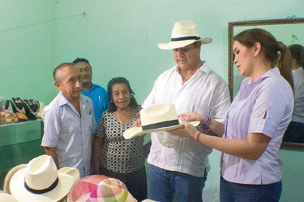 Jaime Rodríguez acudió con su familia a comprar sombreros. (ALBERTO MORALES. EL UNIVERSAL)