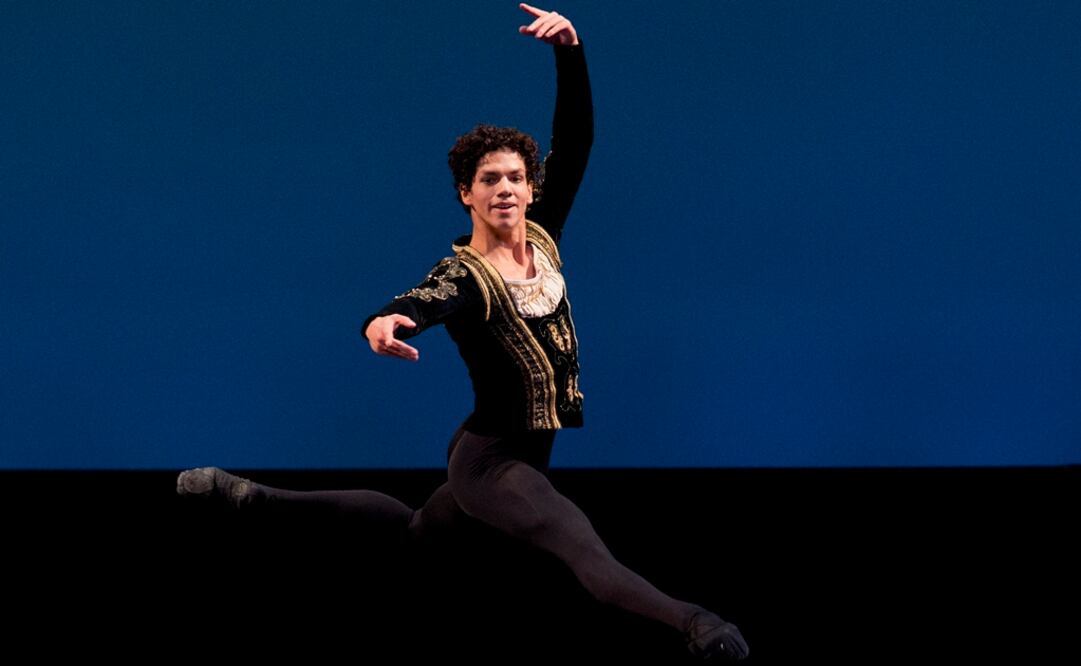 El bailarín mexicano Isaac Hernández saltó a Reino Unido y ahora es primer bailarín del English National Ballet. Foto: AP /Rebecca Blackwell, Archivo